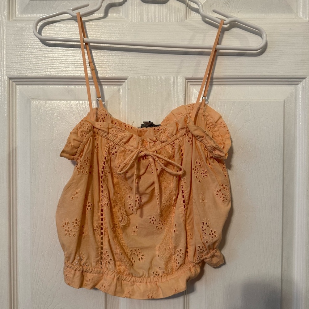 Love Tree Women’s Apricot/Peach Eyelet Camisole. Size Medium